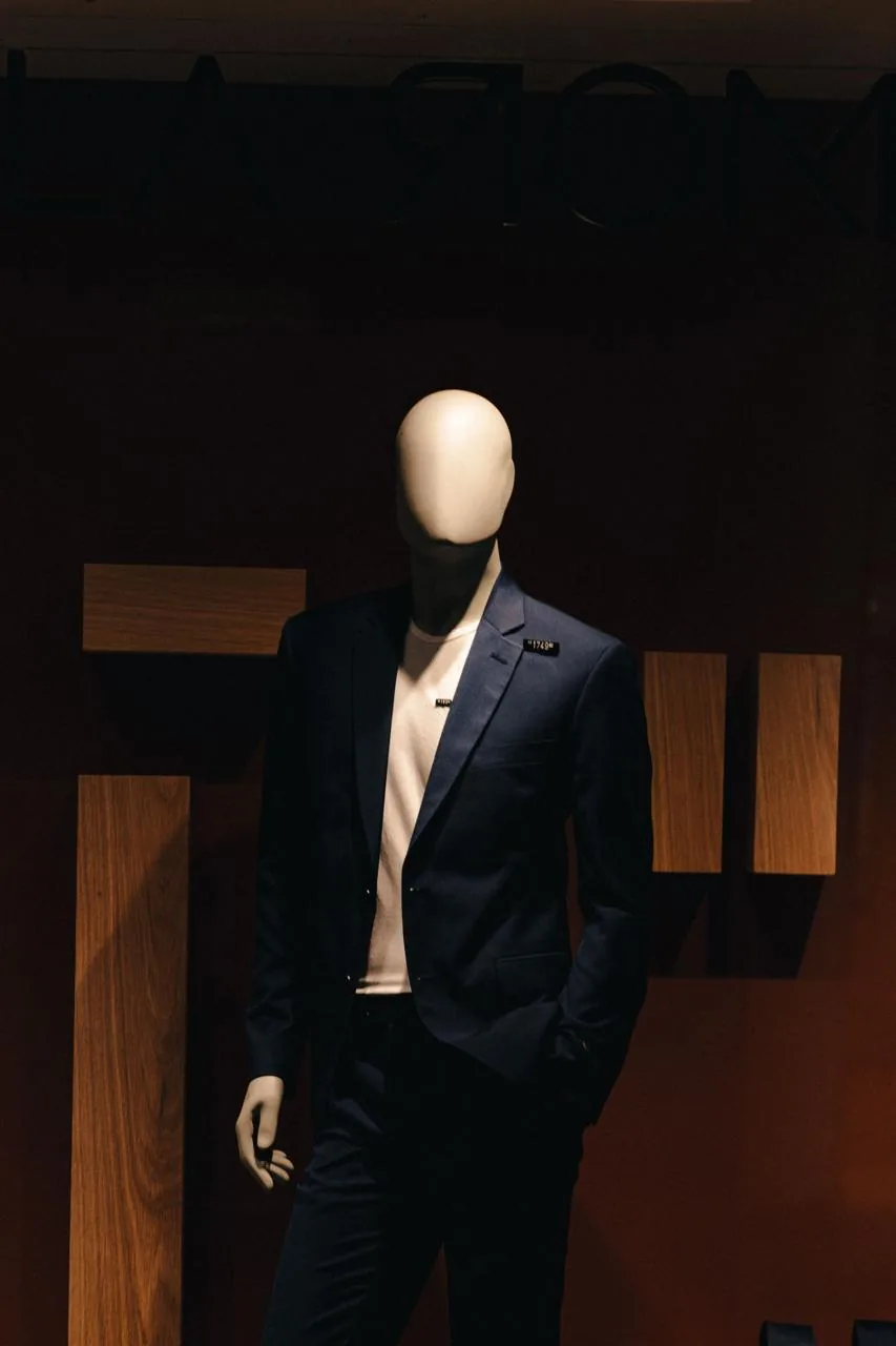 Terno azul-marinho com camiseta branca num manequim de vitrine