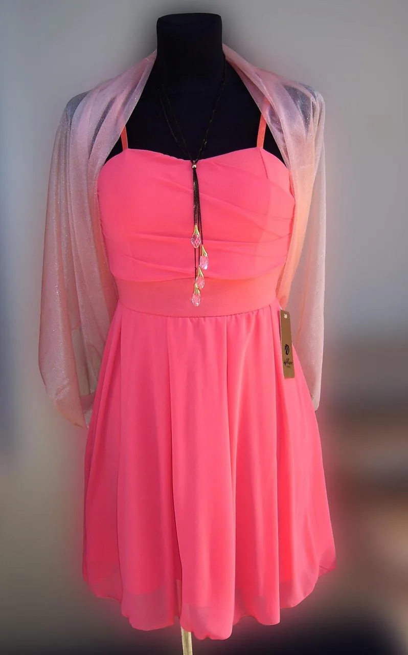 Vestido rosa com echarpe e colar num manequim